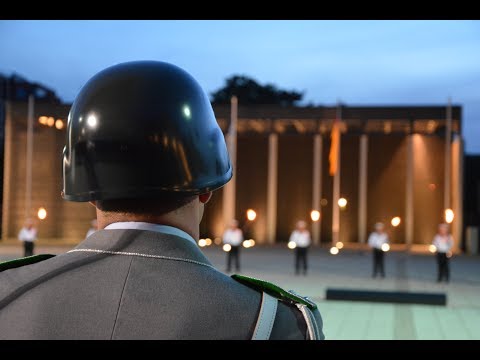 Helm ab zum Gebet - Großer Zapfenstreich General Freers