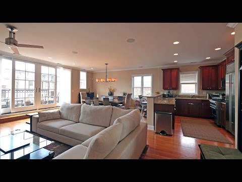 An extra-wide top-floor Lakeview East home on a prime block