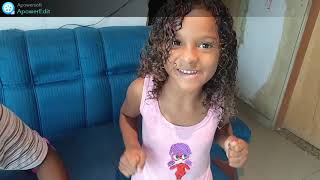 Manu abrindo o cofre (para compra o presentinho de natal