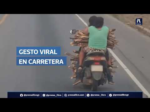 Piloto escolta a mujeres que llevaban leña en moto y su gesto se vuelve viral