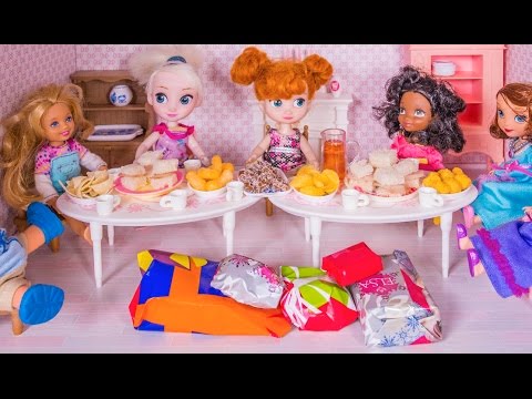 Elsa's birthday party with the Disney princesses, presents, surprises and real tiny food and cake 2