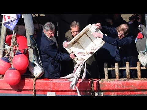 Nigel Farage dumps dead fish into Thames in protest against Brexit deal | ITV News