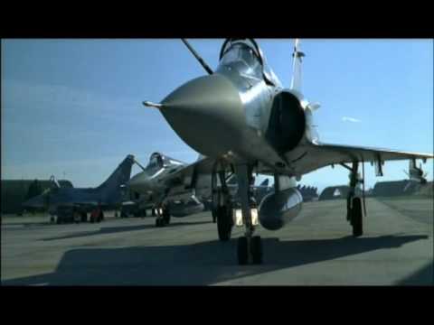 Caças Voando sobre os Alpes