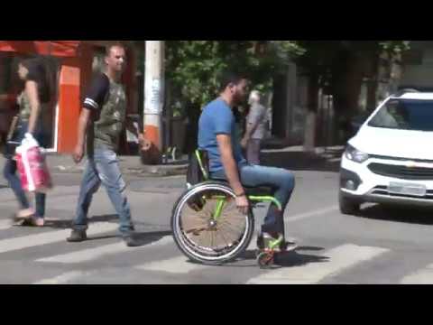 Cadeirante reclama de falta de acessibilidade em locais públicos de Caratinga