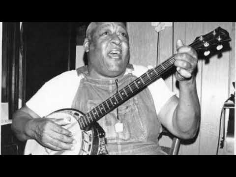 Ο Lewis "Big Sweet" Hairston [Λιούις «Μπιγκ Σουήτ» Χέαρστον] ερμηνεύει το "John Henry" ["Τζων Χένρυ"], αφροαμερικανικό παραδοσιακό τραγούδι που αφηγείται την αναμέτρηση του σιδηρουργού με την ατμοκίνητη μηχανή. Ηχογράφηση του εθνομουσικολόγου Kip Lornell [Κιπ Λόρνελ] στην οικία του ερμηνευτή, στις 28 Σεπτεμβρίου 1977.