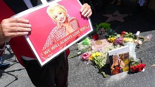Flores y recuerdos, los seguidores rinden homenaje a Dolly Parton