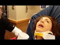 Une Jeune Fille Sous Anesthésie Fait Rougir L Infirmier