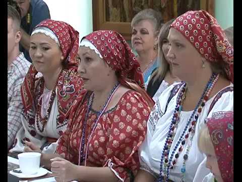 Танцуют все: Роман Старовойт станцевал с участниками курского фольклорного ансамбля &laquo;Ларец&raquo;