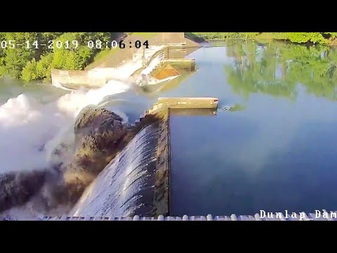 Surveillance camera: Gigantic water flow breaks dam
