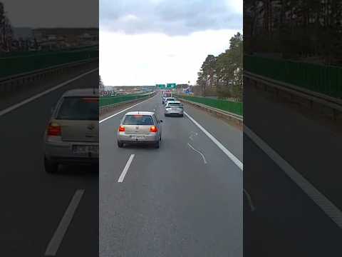 debil jedne z drugim wjedzie przed ryj bo oni muszą zjechać