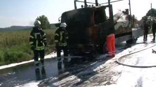 preview picture of video 'Lastwagen mit Gasflaschen ging bei Albshausen in Flammen auf'