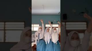 Download lagu 3 Cewek SMA Cantik Berjoget Tiktok mp3 Download lagu 3 Cewek SMA Cantik Berjoget Tiktok mp3