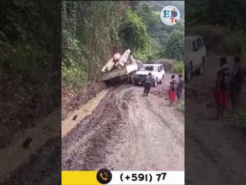 Alerta en La Asunta: ambulancia queda atrapada en el lodo, urge mantenimiento