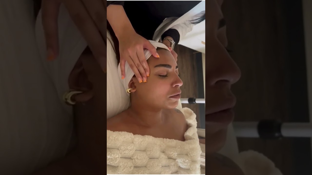 Your skin deserves this moment ✨ Facial massage that lifts, relaxes, and glows naturally.