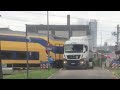 Trein ramt op het spoor stilgevallen vrachtwagen