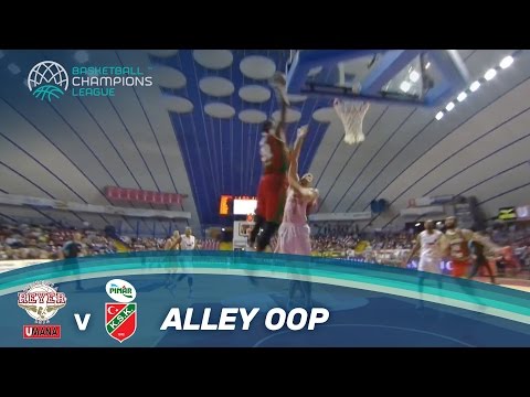Alley-oop! Pinar Karsiyaka open the scoring with brilliant team play