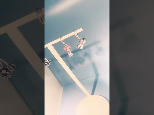 Vídeo relacionado con PANDORA Disney Pixar 794022C01 - Abalorio de Remy de plata de ley, compatible con Moments, diseño de ratatouille