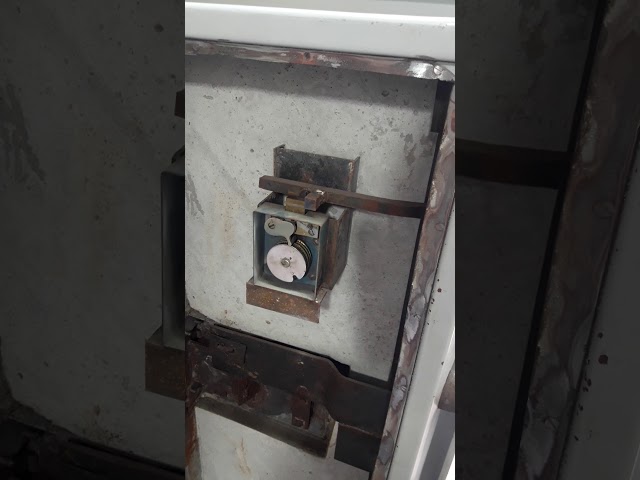 Vídeo relacionado con Westcott E-51003 E-51003 - Caja de caudales con cerradura cilíndrica (con 2 llaves, 4 compartimentos para billetes y tabla de conteo de monedas, 30 cm), color negro