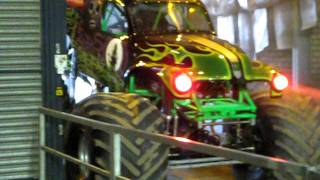 Monster Jam 2011 Arnhem NL - Grave Digger waiting with running motor