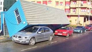preview picture of video 'TEMPORAL caseta aplasta 2 autos en LUANCO. Asturias'