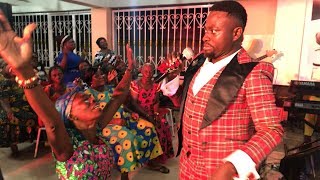 Soo t0uching😥.... this 0ld lady almost crled during brother Sammy's worship 😥🙏 Soo t0uching😥.... this 0ld lady almost crled during brother Sammy's worship 😥🙏