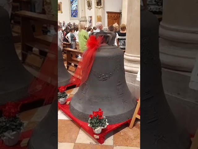 Caerano: il Vescovo benedice le campane restaurate
