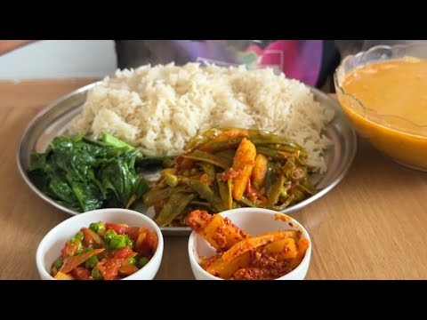 Veg Thali nepalês puro | Mula ko Achar | Tamatar e ervilhas Achar | Saag e lentilhas amarelas | Cebolinha
