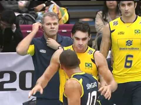 Serginho, líbero da seleção masculina de vôlei, discute com Bernardinho