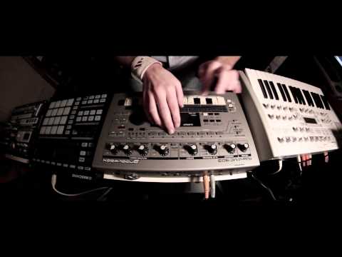 The hollow warning: Roland MC 303 demo #8 groovebox electro jam