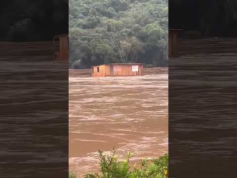 🥉 🌊 Momento chocante: casa é levada pela correnteza no Rio das Antas I RIO GRANDE DO SUL
