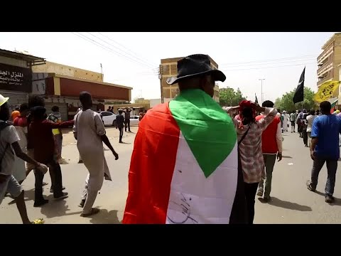スーダンで「催涙ガスと音響爆弾」がデモ隊を出迎える ('Tear gas and sound bombs' meet protesters in Sudan)