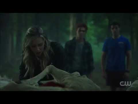 Riverdale 6x01 Cheryl catch Archie Betty and Kevin in Forest Rivervale