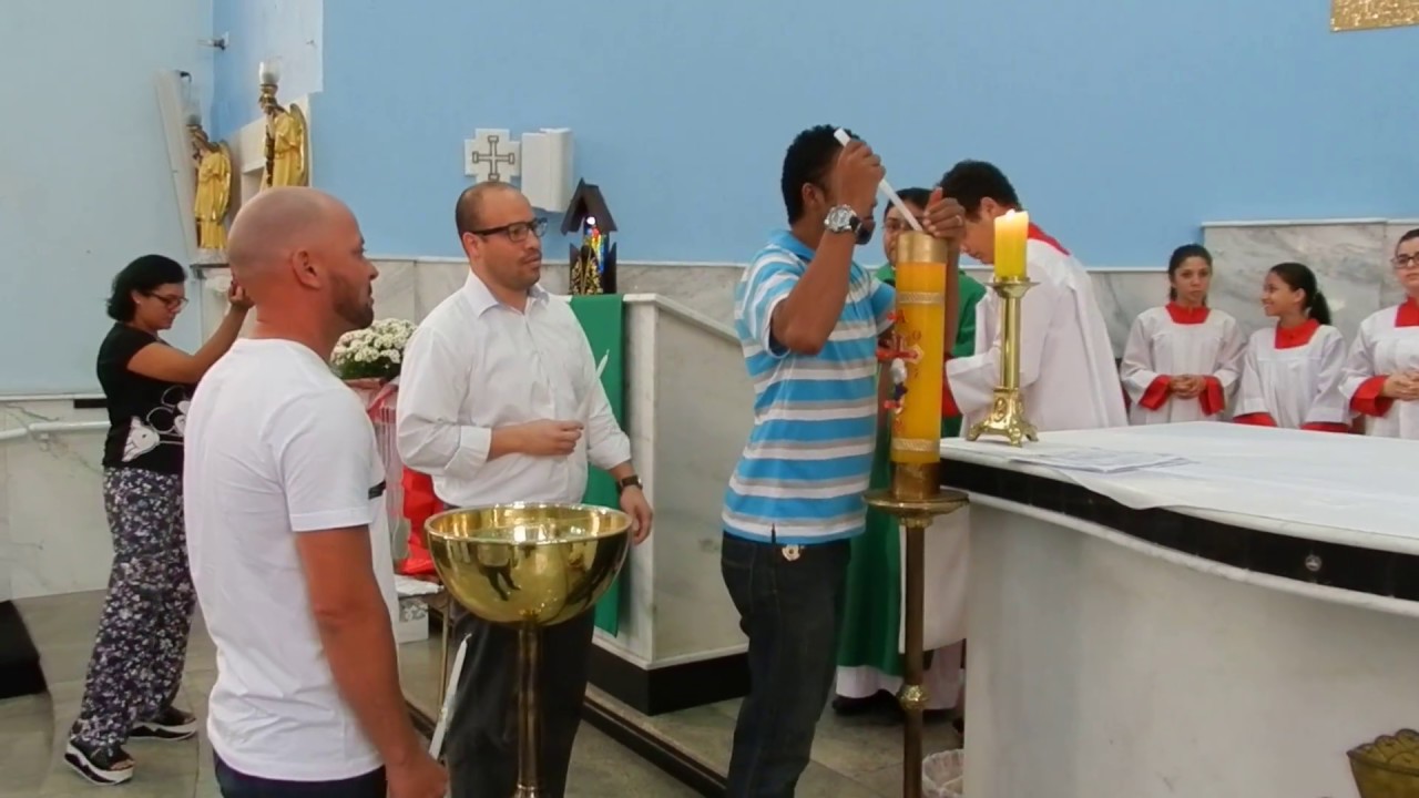 PADRINHO DE BATISMO DO ARTHURZINHO ACENDE A VELA!!!QUE REPRESENTA A LUZ.