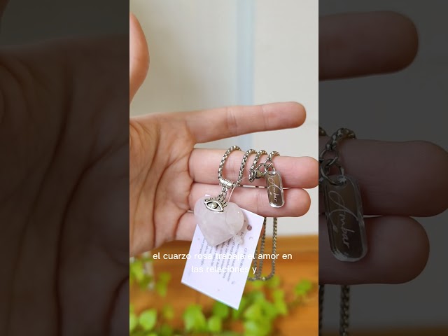 Vídeo relacionado con Hearts & Minds Collar Corazón, Bañado en Oro 18K, Colgante de piedra Amatista o Cuarzo Rosa con un corazón (Cuarzo Rosa)