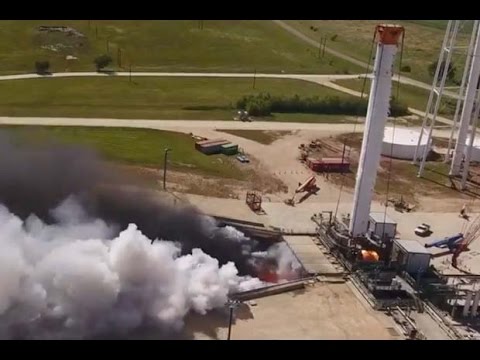 SpaceX провела испытания основного двигателя первой ступени своей тяжелой ракеты. Фото.