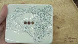 Bílá keramická mýdlenka s reliéfem květin