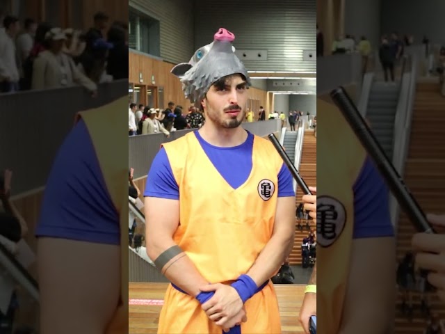 Vídeo relacionado con My Other Me - Disfraz para hombre adulto de Goku azul y naranja con camiseta, fajín, pantalón, cubrebotas y brazaletes talla L. Desata el poder del guerrero Saiyajin en cualquier evento.