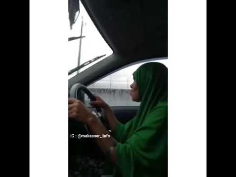 Viral Nenek 60 Tahun Jadi Sopir Taksi Online di Makassar