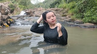 Download lagu WOW Jumpa Gadis Desa Montok Sedang Mandi Di Sungai... mp3