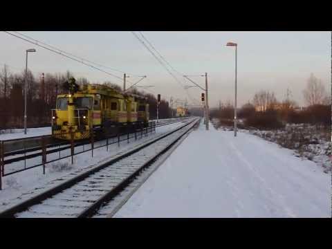 Drezyna kolejowa przejeżdża przez Kielce Piaski