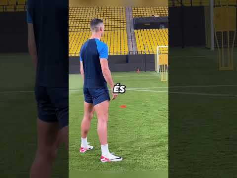 Miért áll Ronaldo mindig abba a pózba szabadrúgás előtt?