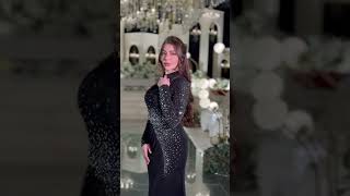 فستان أسود فخم بتطريز كريستالي ولمسة انسيابية