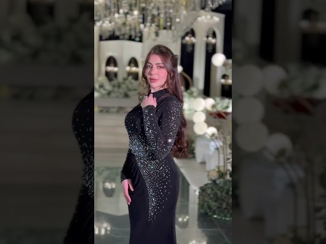 فستان أسود فخم بتطريز كريستالي ولمسة انسيابية