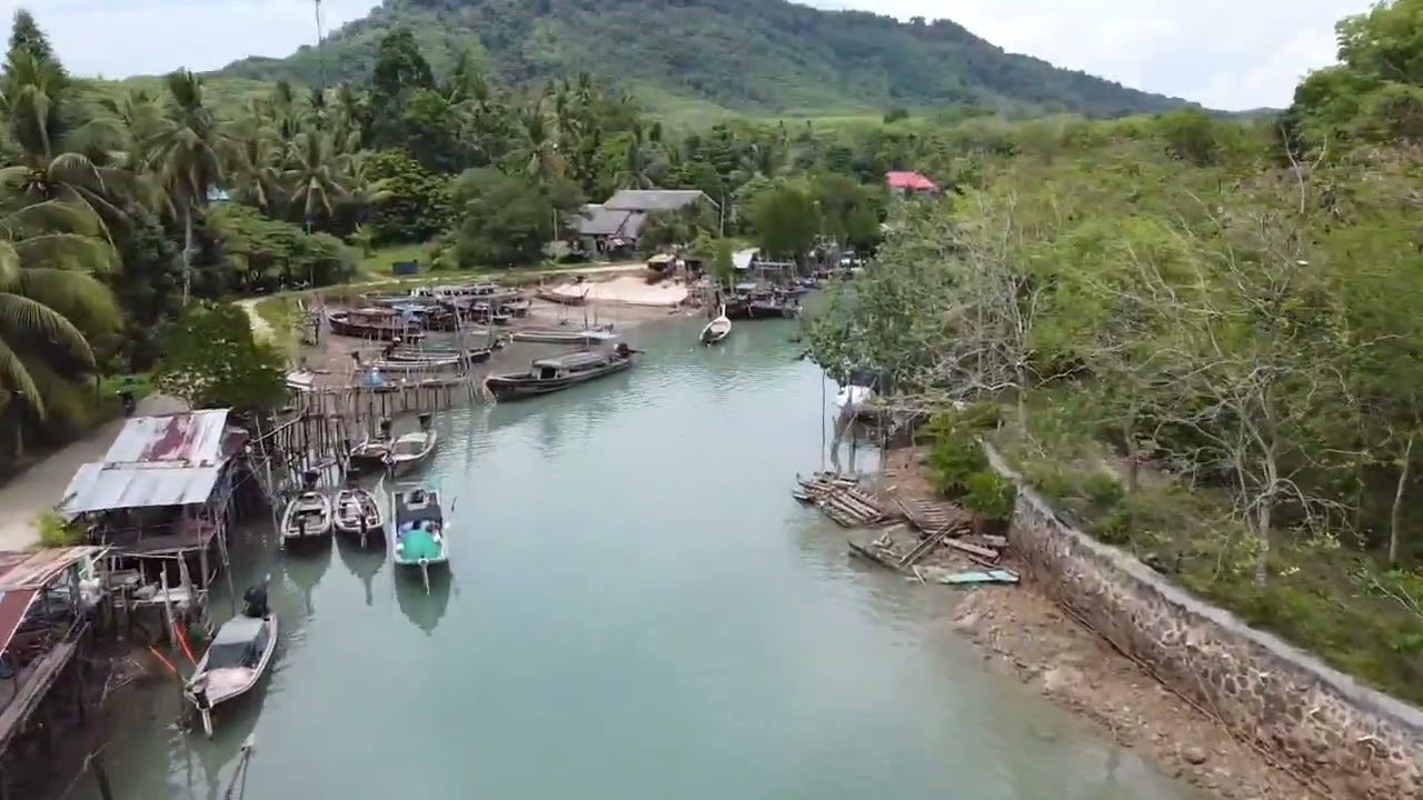 Discover the captivating charm of Koh Yao Noi, a quaint fishermen's village.