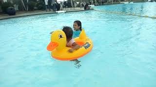 preview picture of video 'Balita berenang dengan balon bebek'
