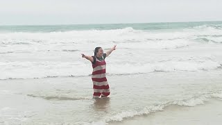 Bañistas se lanzan al tradicional baño de Año Nuevo en la playa de Carcavelos, cerca de Lisboa