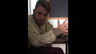 Ragazzo con disturbi mentali fa l'ONDA ENERGETICA a scuola!