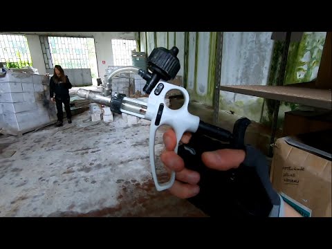 Azienda farmaceutica abbandonata - troviamo scatoloni di farmaci e attrezzature mediche - parte 1