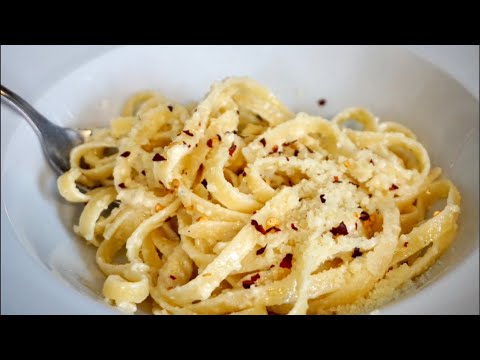 Cena pasta en menos de 10 minutos. Pasta cremosa con ajo y tomate desidratado.