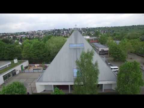 Frankfurt Bergen-Enkheim von oben - Drohnenflug über die Kirche Heilig Kreuz